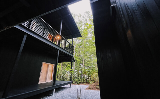 「ししいわハウス軽井沢」で楽しむ建築美と自然の静穏｜TRAVEL