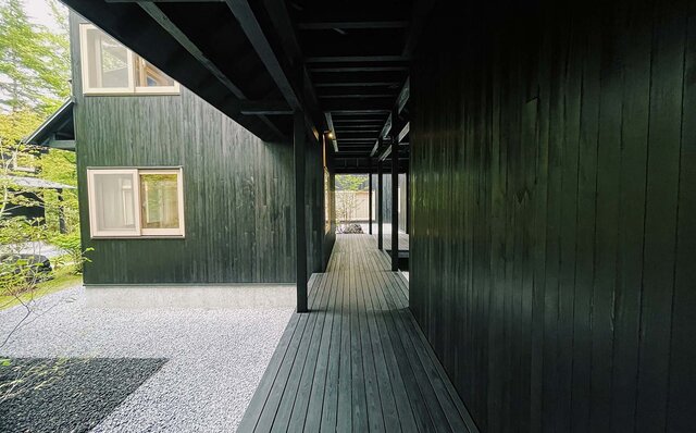 「ししいわハウス軽井沢」で楽しむ建築美と自然の静穏｜TRAVEL