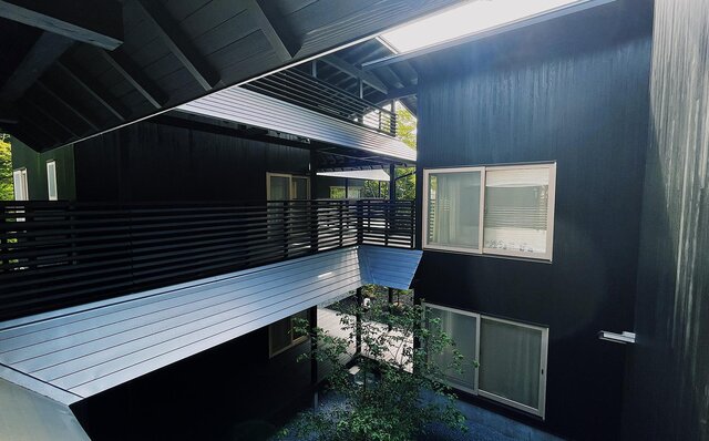 「ししいわハウス軽井沢」で楽しむ建築美と自然の静穏｜TRAVEL