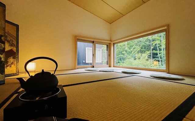 「ししいわハウス軽井沢」で楽しむ建築美と自然の静穏｜TRAVEL