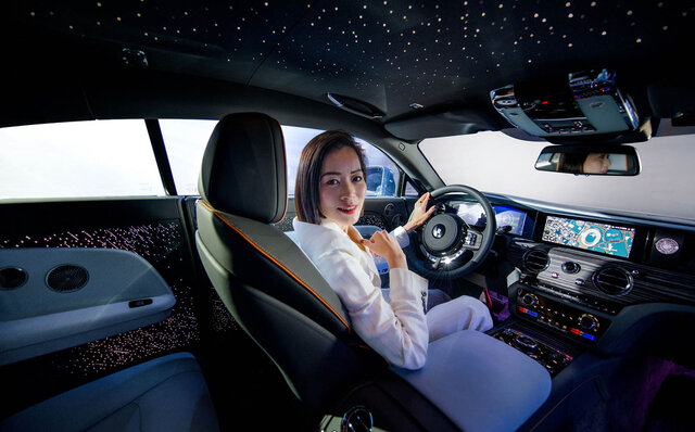 Rolls-Royce's First BEV Spectre Arrives in Japan | ROLLS-ROYCE