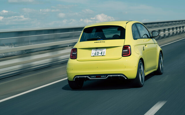 刺激的なエンジンサウンドを楽しめるアバルト初のBEV「アバルト500e」日本上陸｜Abarth
