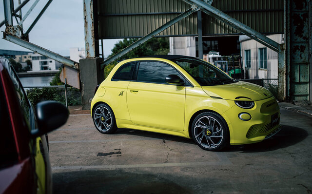 刺激的なエンジンサウンドを楽しめるアバルト初のBEV「アバルト500e」日本上陸｜Abarth