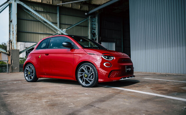 刺激的なエンジンサウンドを楽しめるアバルト初のBEV「アバルト500e」日本上陸｜Abarth