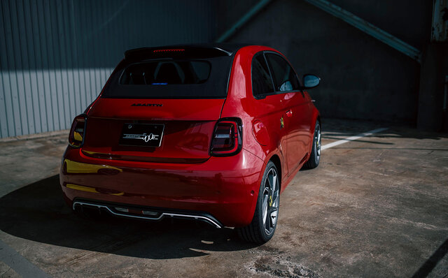 刺激的なエンジンサウンドを楽しめるアバルト初のBEV「アバルト500e」日本上陸｜Abarth