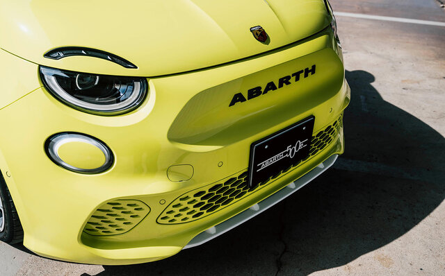 刺激的なエンジンサウンドを楽しめるアバルト初のBEV「アバルト500e」日本上陸｜Abarth