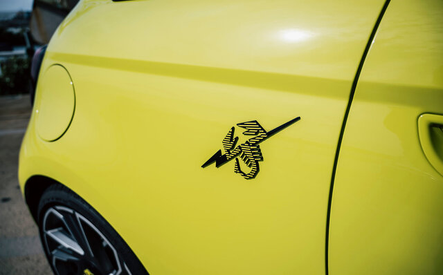刺激的なエンジンサウンドを楽しめるアバルト初のBEV「アバルト500e」日本上陸｜Abarth