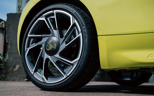 刺激的なエンジンサウンドを楽しめるアバルト初のBEV「アバルト500e」日本上陸｜Abarth