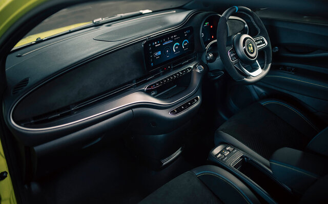 刺激的なエンジンサウンドを楽しめるアバルト初のBEV「アバルト500e」日本上陸｜Abarth