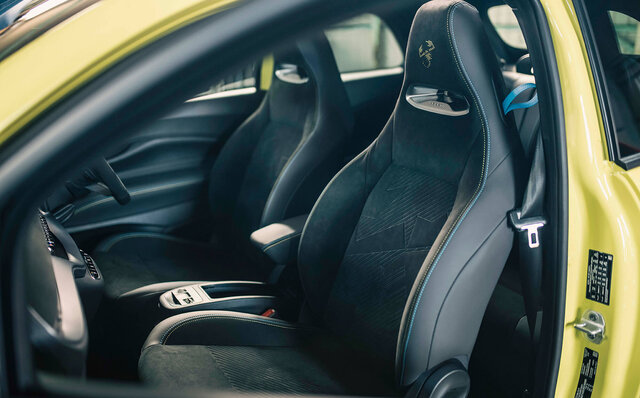 刺激的なエンジンサウンドを楽しめるアバルト初のBEV「アバルト500e」日本上陸｜Abarth