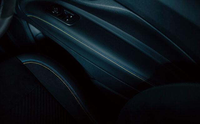 刺激的なエンジンサウンドを楽しめるアバルト初のBEV「アバルト500e」日本上陸｜Abarth