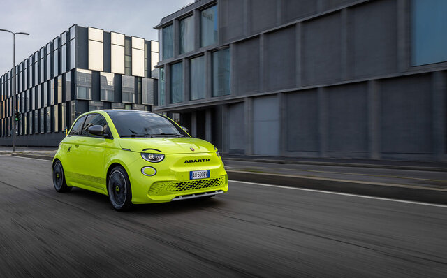 刺激的なエンジンサウンドを楽しめるアバルト初のBEV「アバルト500e」日本上陸｜Abarth