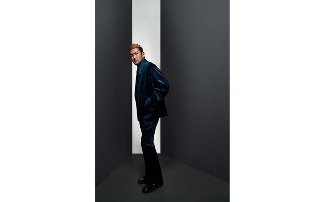 「ランバン コレクション メンズ」中村獅童が知的に着こなすブルーの世界｜LANVIN COLLECTION