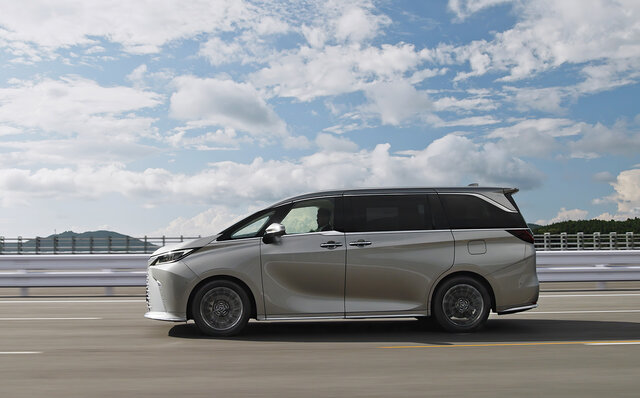 ショーファードリブンに特化したラグジュアリーMPV「レクサス LM」が発売｜LEXUS