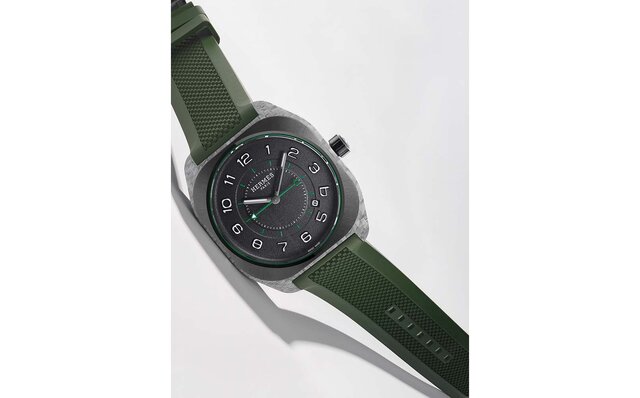 エルメス2023AW新作「H08」「ケリー」鮮やかに輝くウオッチを展開｜HERMÈS