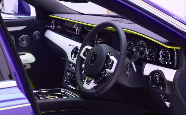 大胆なカラーを纏うロールス・ロイスのビスポークモデルを東京で披露｜ROLLS-ROYCE
