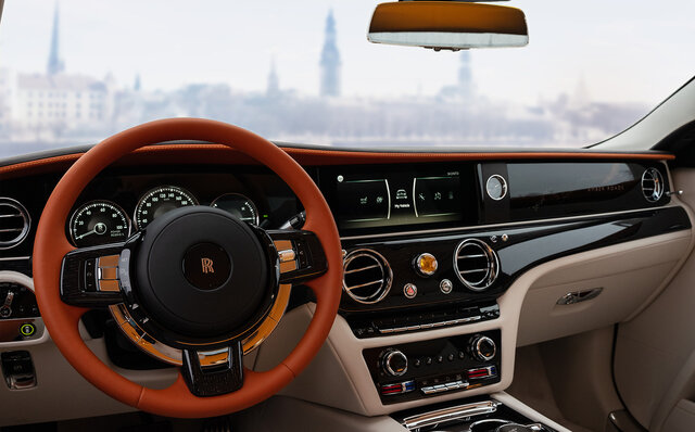 大胆なカラーを纏うロールス・ロイスのビスポークモデルを東京で披露｜ROLLS-ROYCE