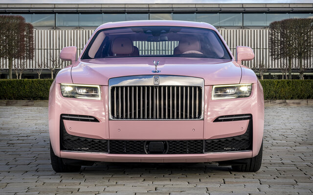 大胆なカラーを纏うロールス・ロイスのビスポークモデルを東京で披露｜ROLLS-ROYCE