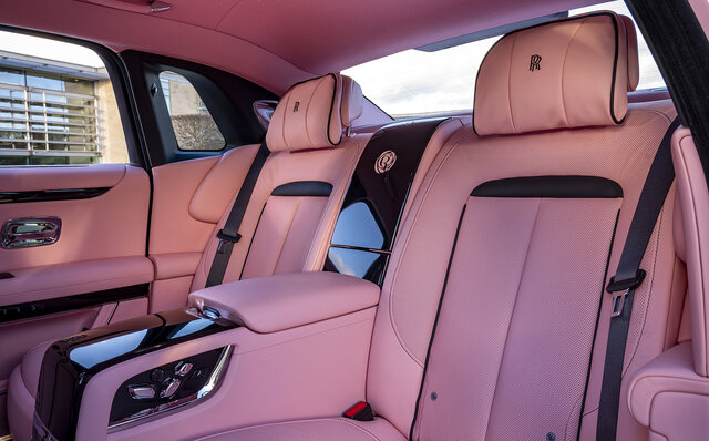大胆なカラーを纏うロールス・ロイスのビスポークモデルを東京で披露｜ROLLS-ROYCE