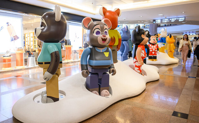 A Christmas event displaying 100 Disney 2000% BE@RBRICKs is underway in Hong Kong | MEDICOM TOY