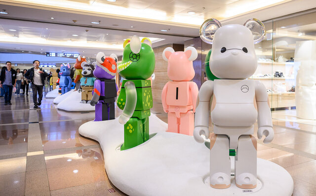 A Christmas event displaying 100 Disney 2000% BE@RBRICKs is underway in Hong Kong | MEDICOM TOY