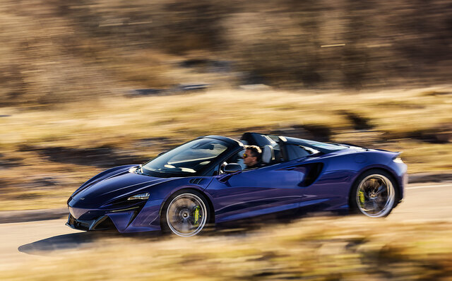 PHEVハイパーカー、アルトゥーラに待望のオープンモデル誕生｜McLaren