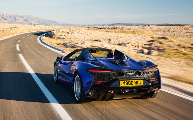 PHEVハイパーカー、アルトゥーラに待望のオープンモデル誕生｜McLaren