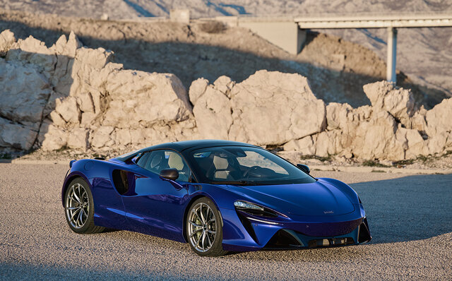 PHEVハイパーカー、アルトゥーラに待望のオープンモデル誕生｜McLaren