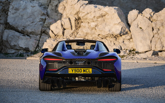 PHEVハイパーカー、アルトゥーラに待望のオープンモデル誕生｜McLaren
