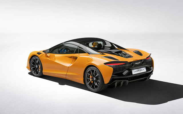 PHEVハイパーカー、アルトゥーラに待望のオープンモデル誕生｜McLaren