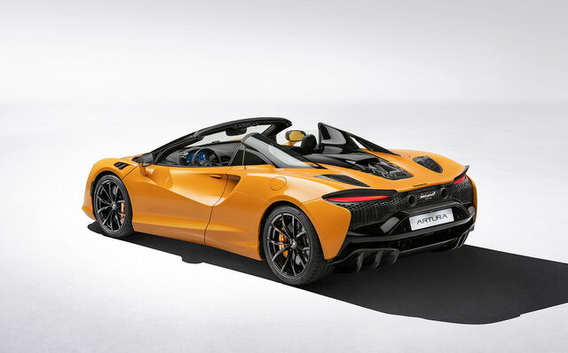 PHEVハイパーカー、アルトゥーラに待望のオープンモデル誕生｜McLaren