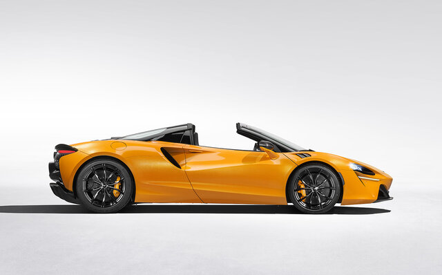 PHEVハイパーカー、アルトゥーラに待望のオープンモデル誕生｜McLaren