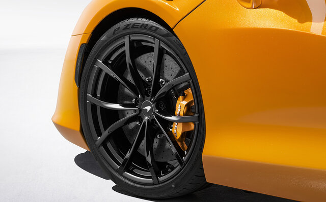 PHEVハイパーカー、アルトゥーラに待望のオープンモデル誕生｜McLaren