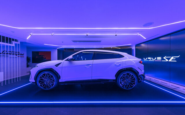 システム最高出力800ps──ランボルギーニ初となるPHEVスーパーSUV「ウルスSE」が日本上陸｜Lamborghini
