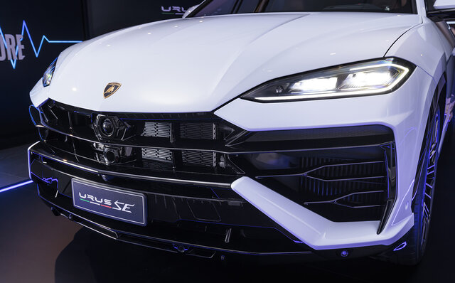 システム最高出力800ps──ランボルギーニ初となるPHEVスーパーSUV「ウルスSE」が日本上陸｜Lamborghini