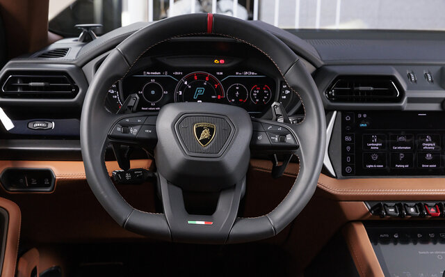 システム最高出力800ps──ランボルギーニ初となるPHEVスーパーSUV「ウルスSE」が日本上陸｜Lamborghini