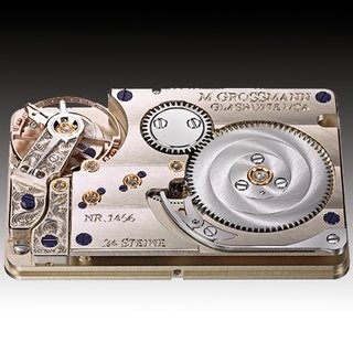 新開発の角型ムーブメントを搭載した初のレクタンギュラーモデル｜MORITZ GROSSMANN
