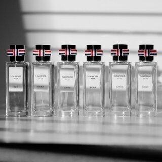 トム ブラウン初のフレグランスが登場｜THOM BROWNE