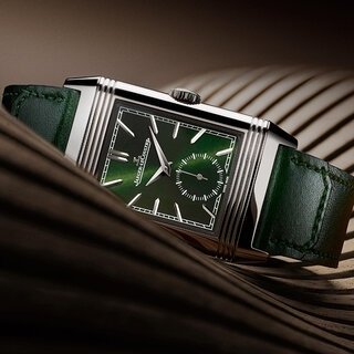 タイムレスかつエレガント。グリーンの「レベルソ・トリビュート・スモールセコンド」｜JAEGER-LECOULTRE