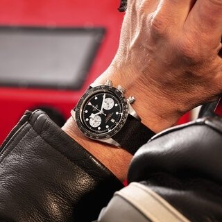 Watches & Wonders 2021新作。チューダーの水陸の伝統が融合された新作「ブラックベイ クロノ」｜TUDOR
