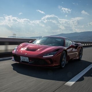 週末のサーキット通いの楽しさを知っている人に──フェラーリF8 トリブートに試乗｜Ferrari