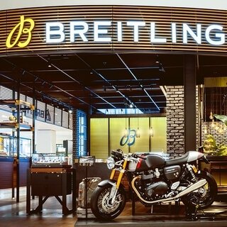 ブライトリングとトライアンフが、新たにパートナーシップを締結｜BREITLING