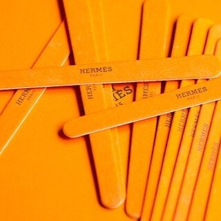 手を愛しむ、手を楽しむ、手を育む。 Hermèsの馬具職人へのリスペクトが感じられる、 新ビューティ〈レ・マン・エルメス〉が発売！｜HERMÈS