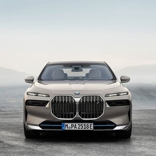 ＢＭＷのフラッグシップセダン、新型「 7シリーズ」販売開始──初のBEV「i7」もラインナップ｜BMW