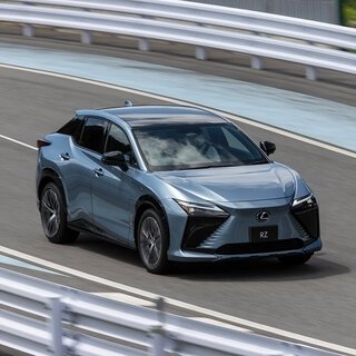 レクサス「RZ」のステアバイワイヤ搭載モデル（プロトタイプ）に試乗──持ち替えなしでハンドル操作が自由自在｜LEXUS
