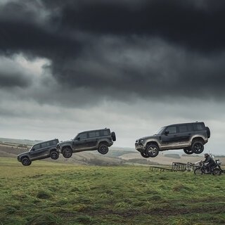 『007／ノー・タイム・トゥ・ダイ』に登場したディフェンダーがチャリティオークションに！｜Jaguar Land Rover