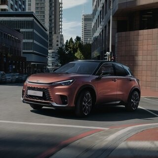 レクサスの“いちばんコンパクトな高級車”LBX世界初披露｜LEXUS