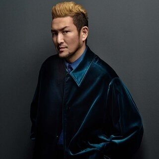 LANVIN COLLECTION Men: Actor Shido Nakamura's Intellectual Embrace of Blue | LANVIN COLLECTION