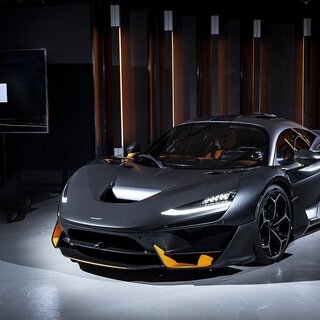 McLaren's W1, a PHEV supercar inheriting the "1" from the F1 and P1, makes its Japan premiere.