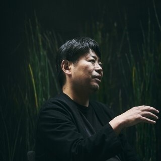 A gallery-like garage house adjacent to the living room. Architect Tatsuya Ogawa discusses a new spatial design for living with cars.